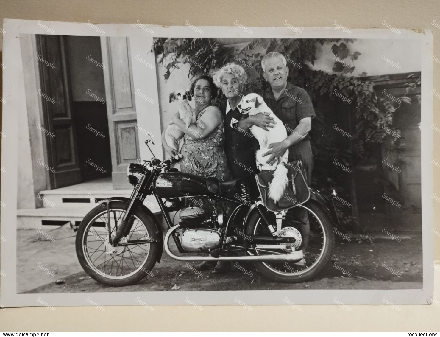 Italy Rare Photo Motorcycle PARILLA. Italia Foto Moto Persone E Cani. Bagnoli Di Napoli 1951 - Europa