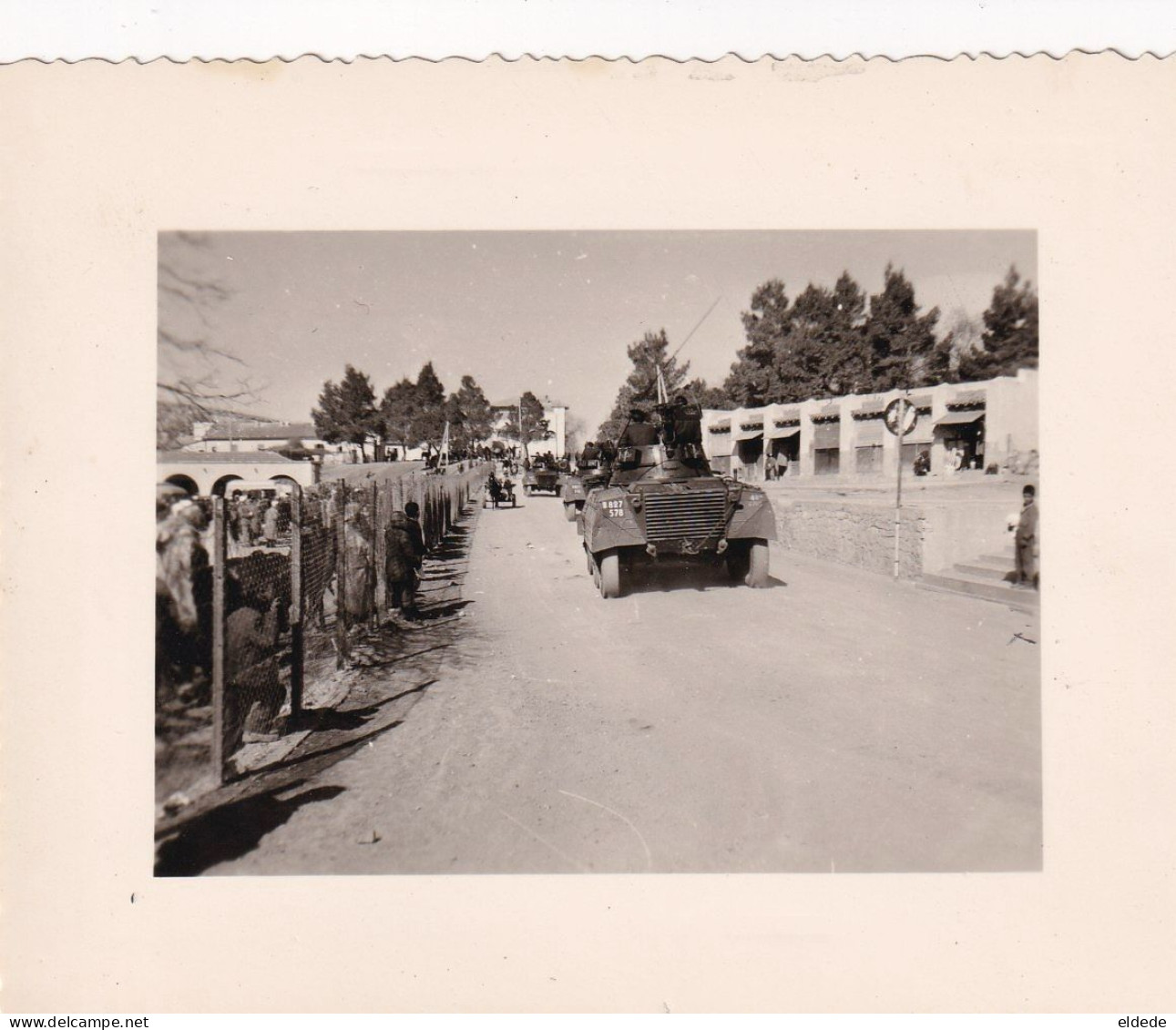Photo Guerre Algerie Militaire Du 4 Eme R.C.C.  Auto Mitrailleuse Blindé  Defilé - Africa