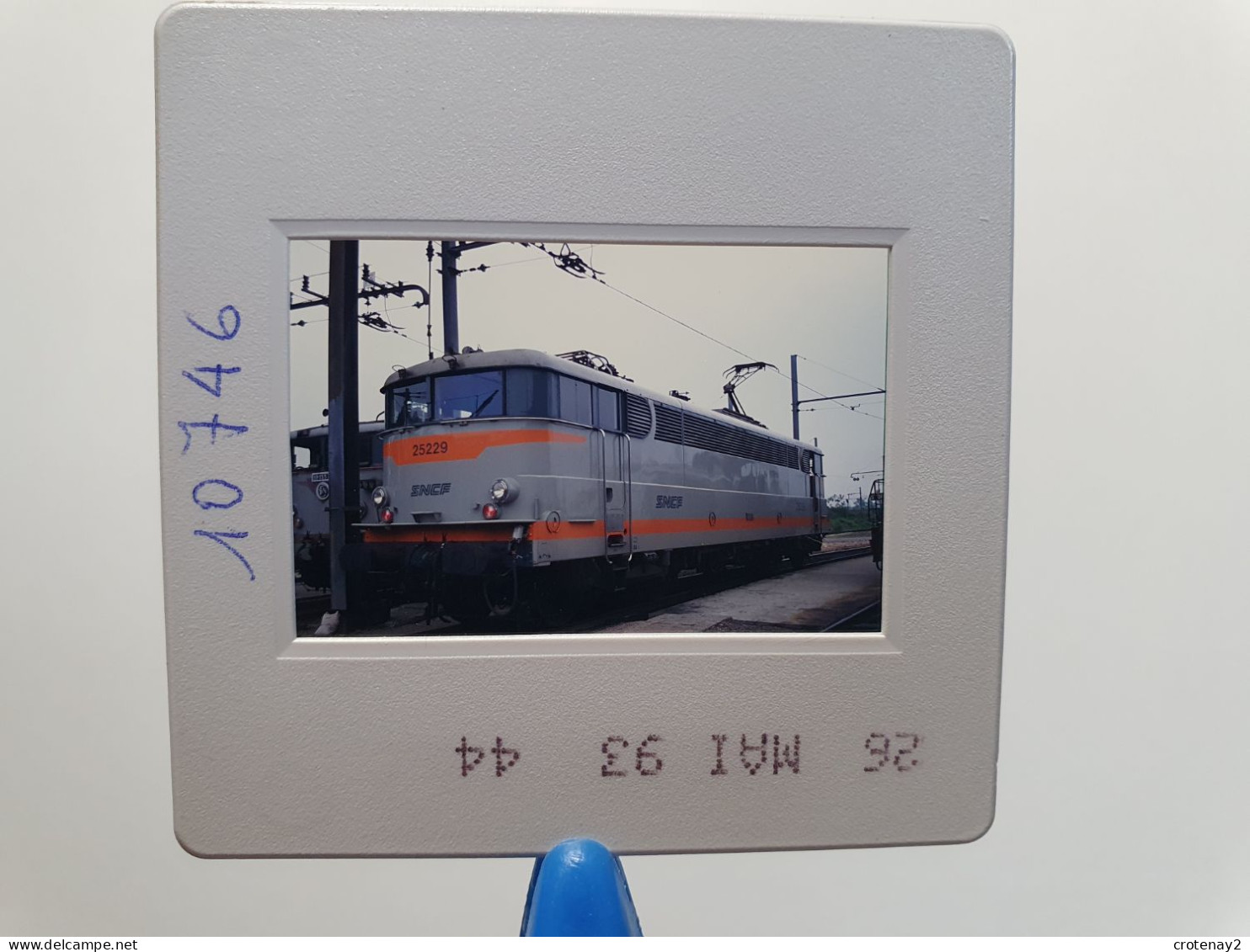 Photo Diapo Diapositive Slide TRAIN Wagon Loco Locomotive Electrique SNCF 25229 à VSG Le 07/05/1993 VOIR ZOOM - Diapositivas