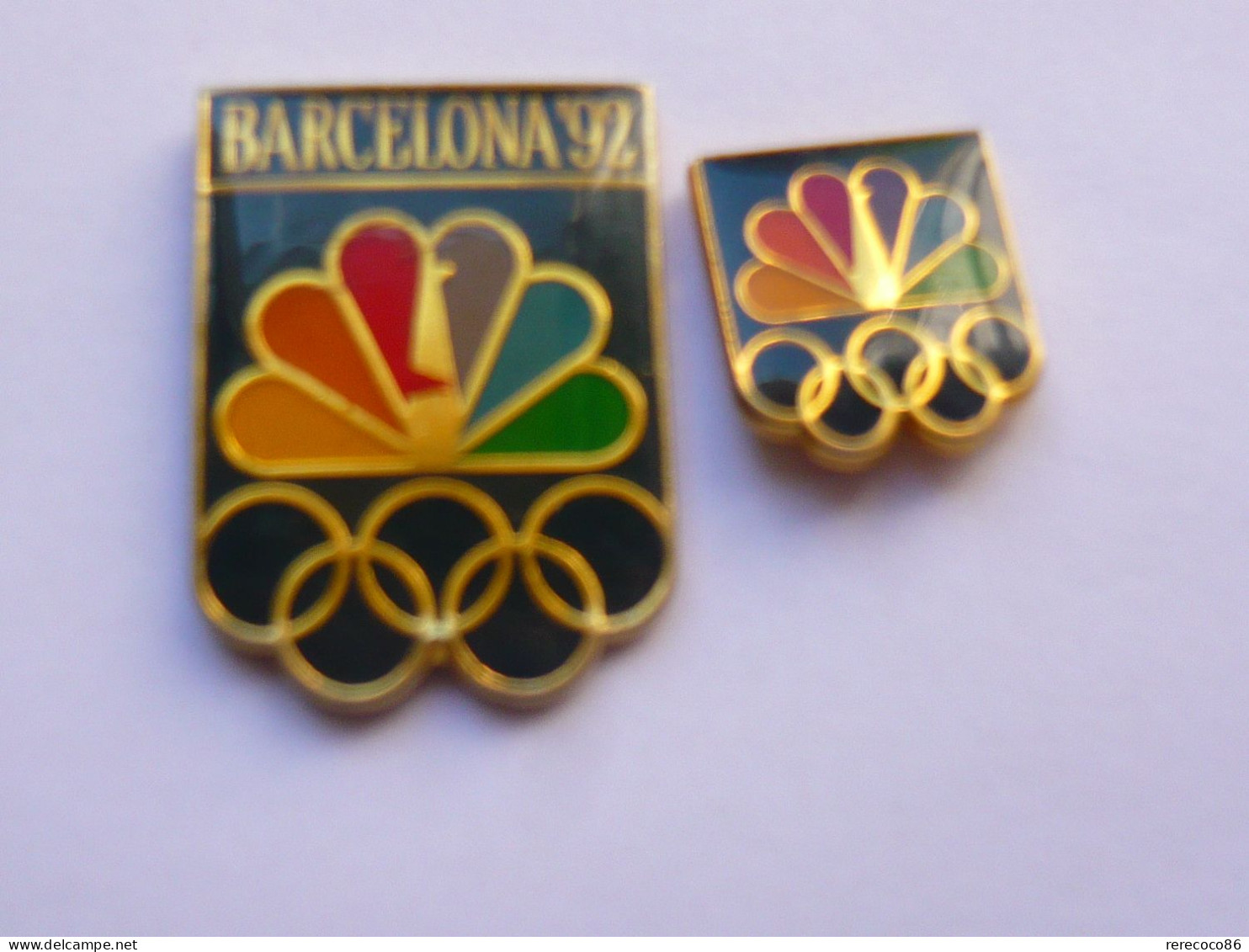 2 Pin S JEUX OLYMPIQUES TELEVISION AMERICAINE BROADCASTING COMPANY Different - Juegos Olímpicos