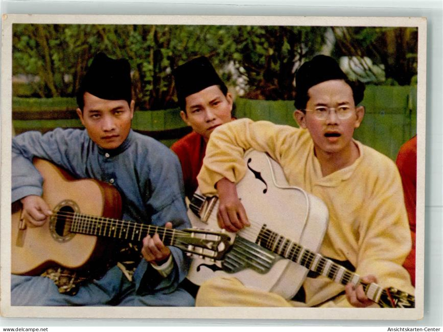 39443807 - Kulturgruppe Die Jugend Der Welt Will Frieden Gitarren - Indonésie