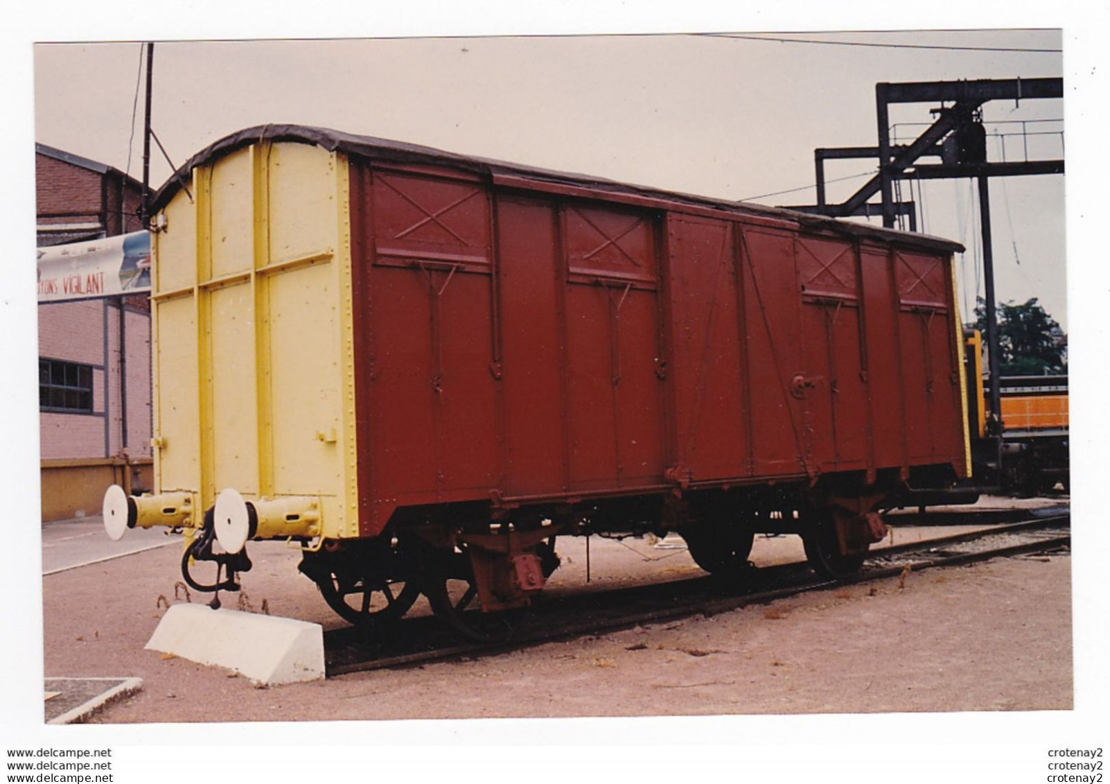 PHOTO Originale TRAINS Wagon Couvert SNCF De Service à Essieux Non Datée - Trains