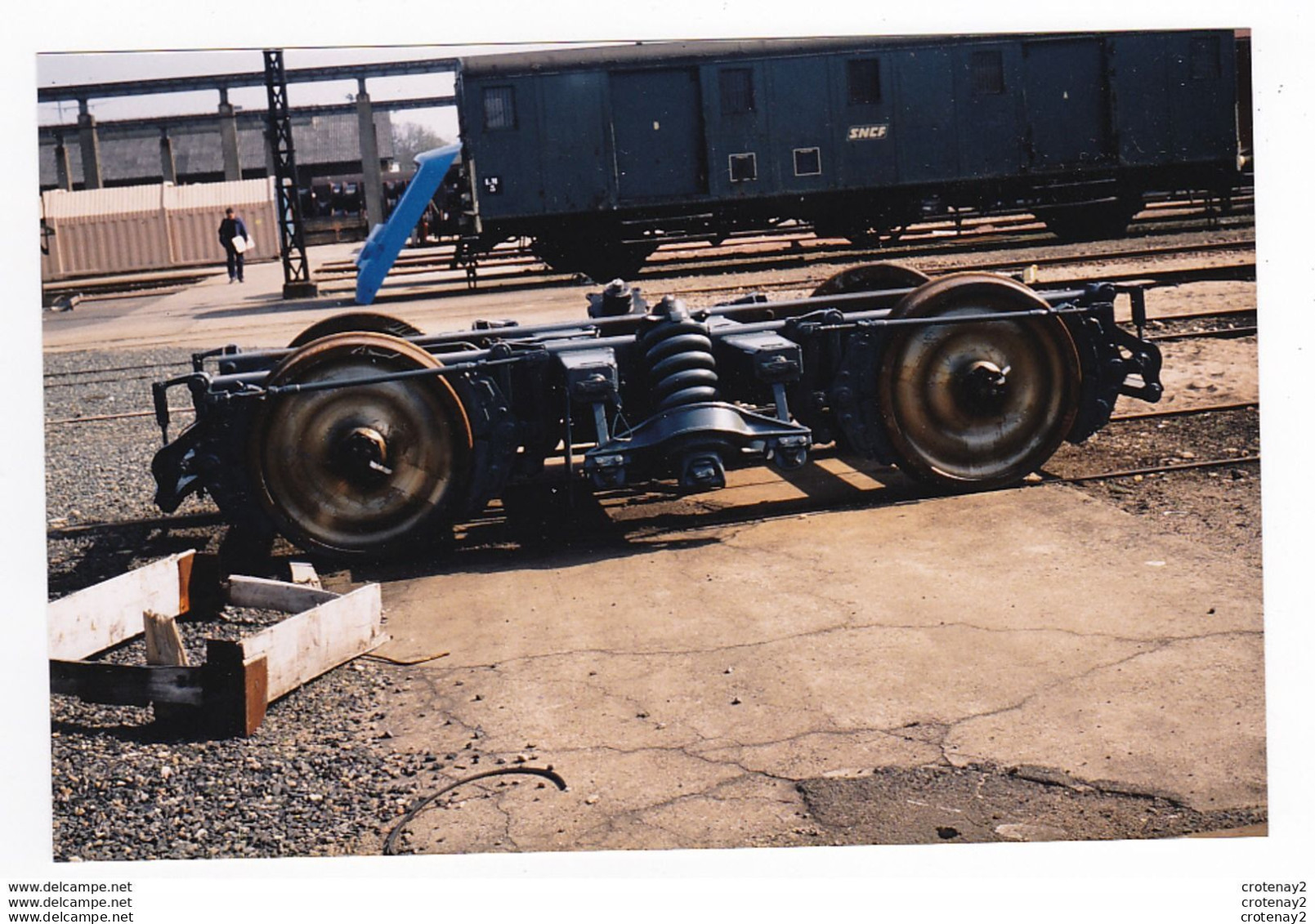 PHOTO Originale TRAINS Wagon Fourgon SNCF De Train De Voyageurs Et Bogie Non Datée - Treinen