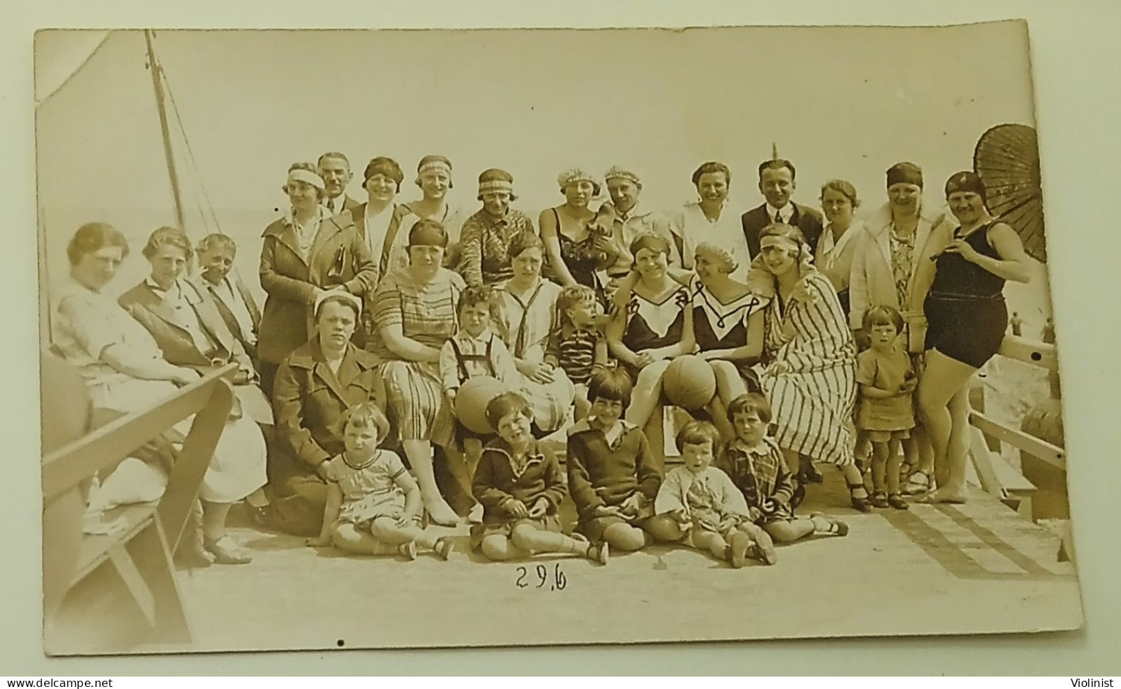 Children And People Gathered On The Beach To Take Photos - Old Photo From The Thirties - Personas Anónimos