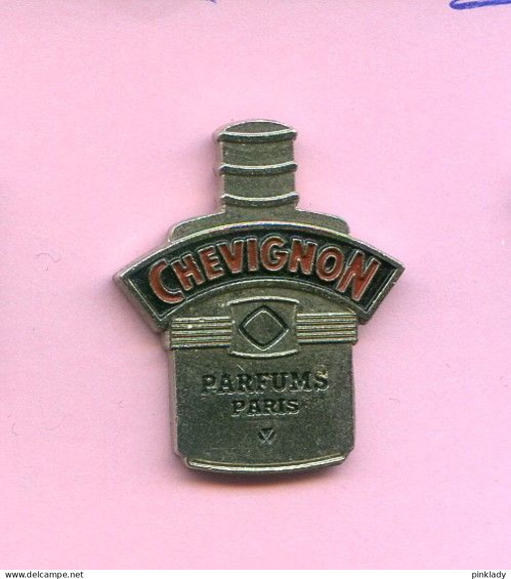 Rare Pins Parfum Chevignon Paris H204 - Perfume