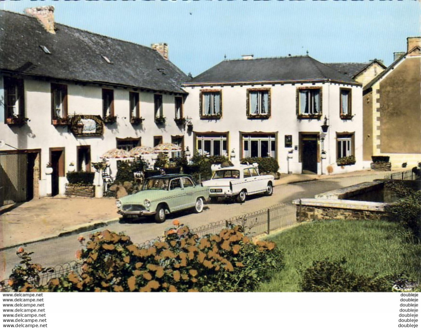 D22  LANRELAS  L'Auberge Des Rochers  .......... Avec Aronde Simca Et Peugeot 404 - Lamballe