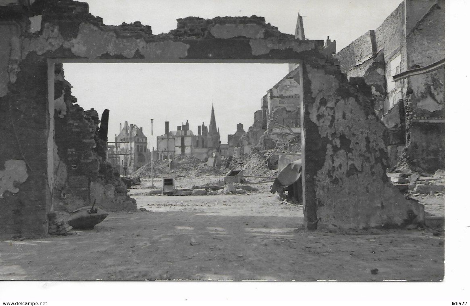 Tournai  Les Ruines De La Guerre A Travers La Grande Place - Tournai