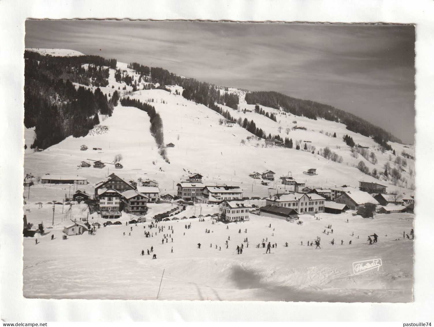 CPM. 15 X 10,5  -  LES  GETS - Vue Générale Sur La Station Dominée Par Les Pistes Et Le Télésiège Du Mt-Chéry - Les Gets