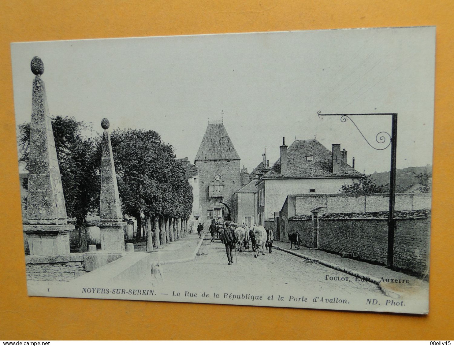 NOYERS Sur SEREIN -- Rue De La République Et Porte D'Avallon - ANIMEE - Cachet " Commission Militaire Gare Laroche " - Noyers Sur Serein