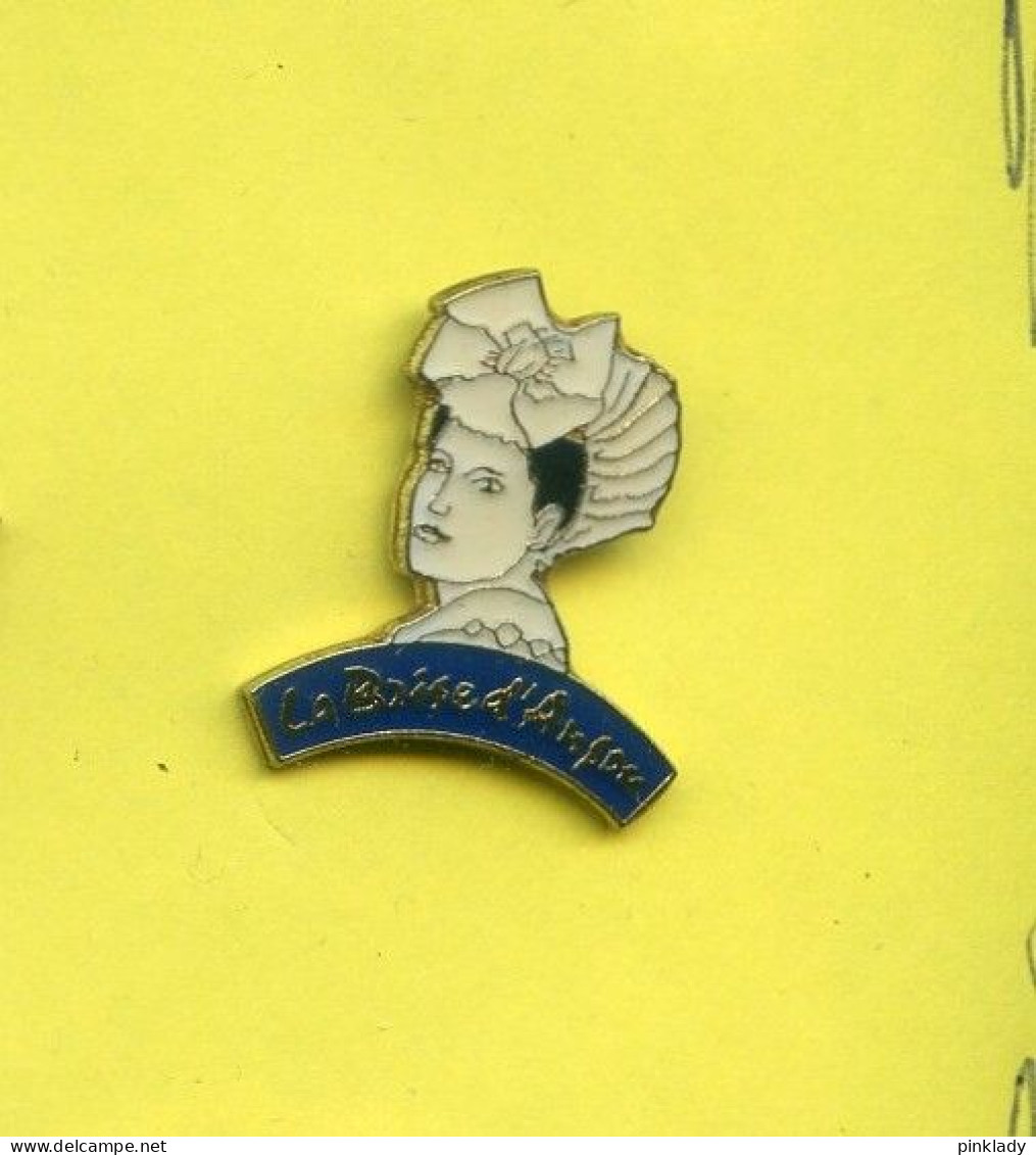 Rare Pins Femme La Brise D'anjou H284 - Pin-ups