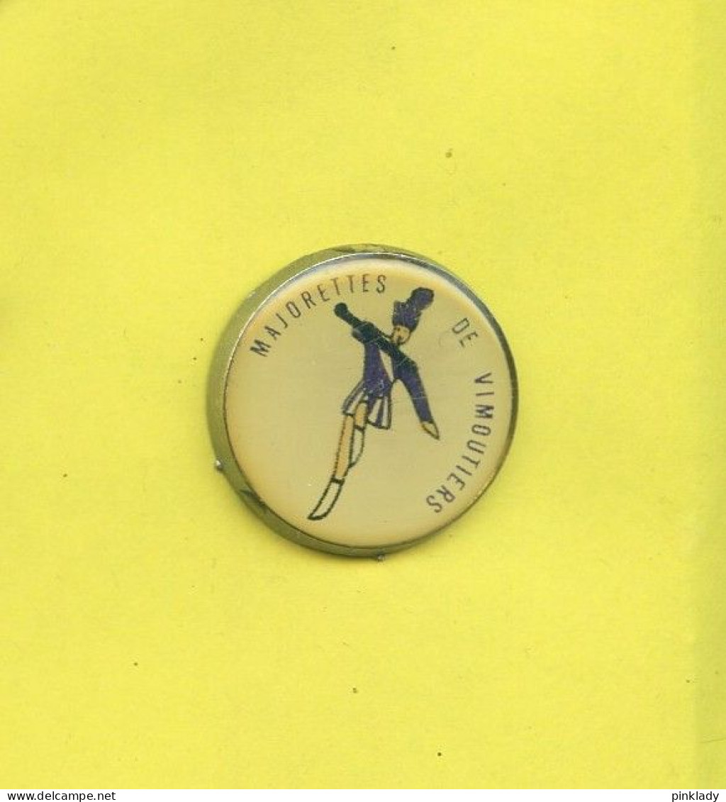 Rare Pins Majorettes Pin Up De Vimoutiers Orne H304 - Città