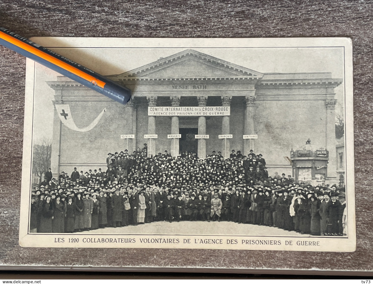 V121 - LES 1200 COLLABORATEURS VOLONTAIRES DE L'AGENCE DES PRISIONNIERS DE GUERRE - Genève - Croix Rouge - Genève