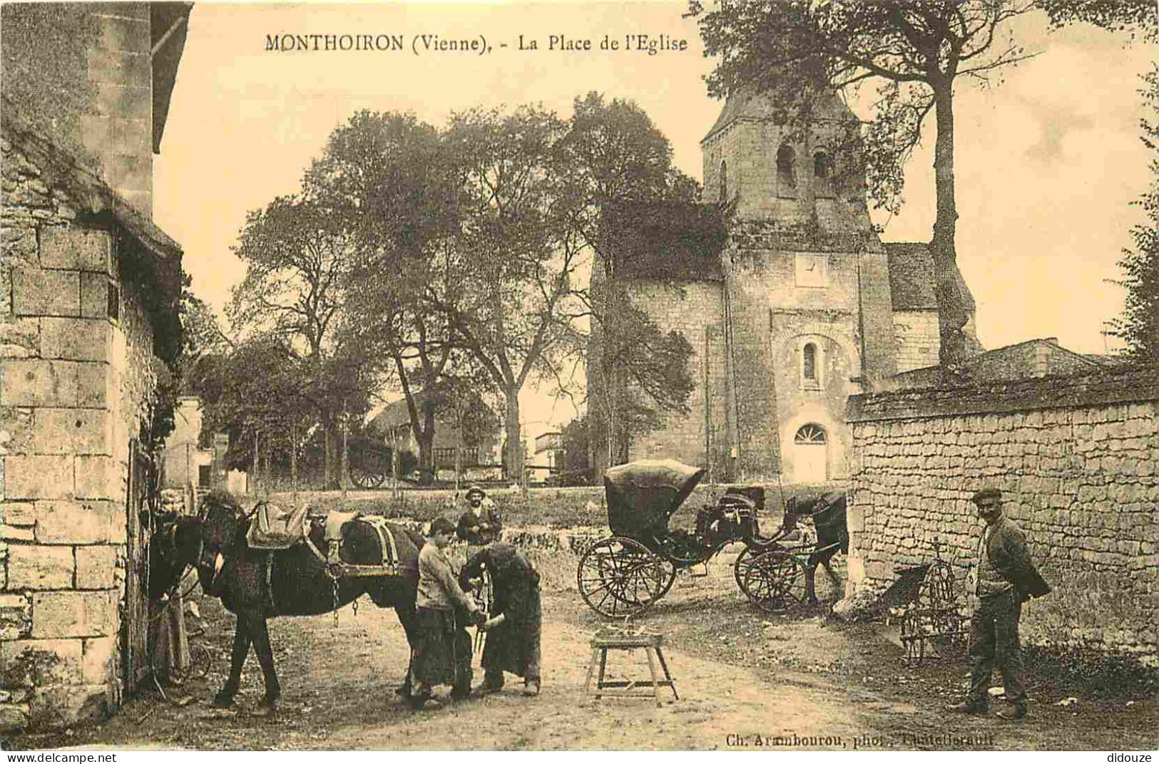 Reproduction CPA - 86 Monthoiron - La Place De L'Eglise - Maréchal Ferrant - Chevaux - C'était La France - No 113 - CPM  - Sonstige & Ohne Zuordnung