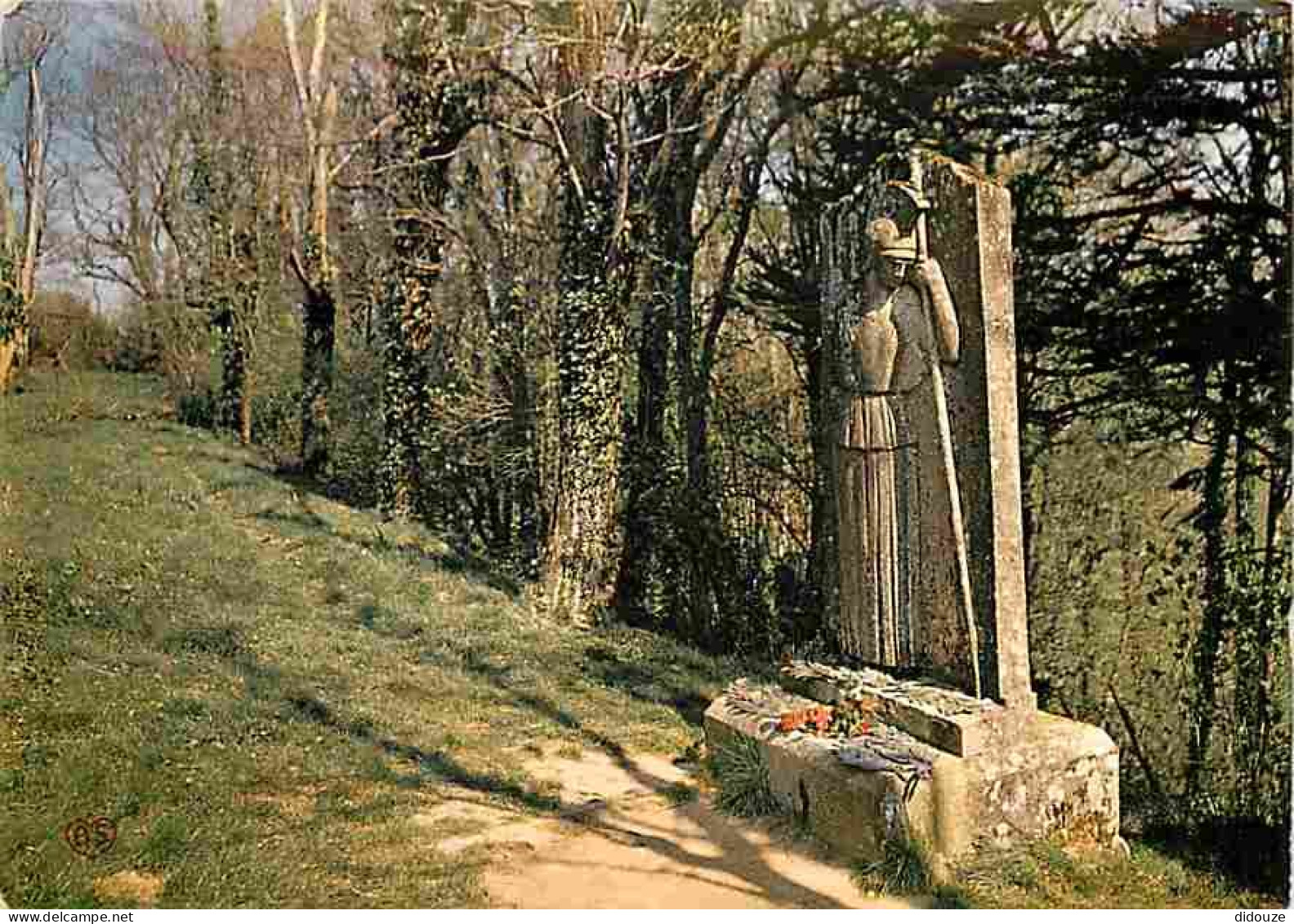 85 - Mouchamps - Le Colombier - Stèle Funéraire En Pierre Blanche Taillée Représentant Une Minerve Au Repos - CPM - Voir - Autres & Non Classés