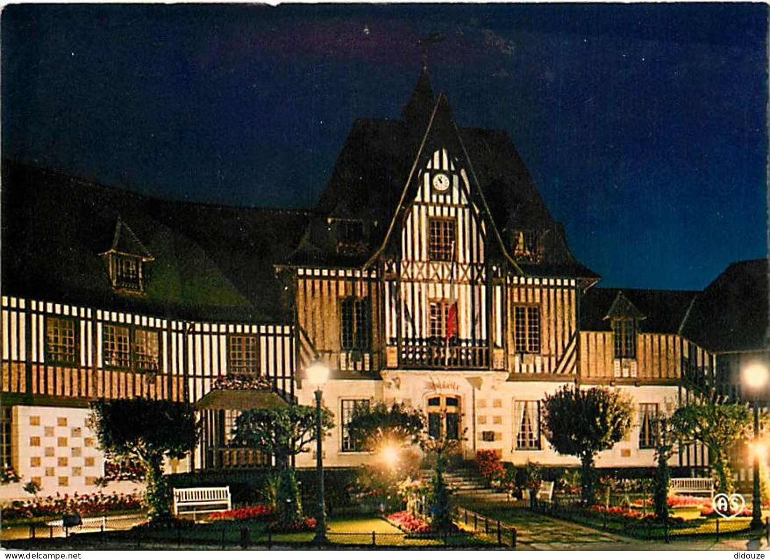 14 - Deauville - L'Hôtel De Ville Illuminé - Vue De Nuit - CPM - Voir Scans Recto-Verso - Deauville