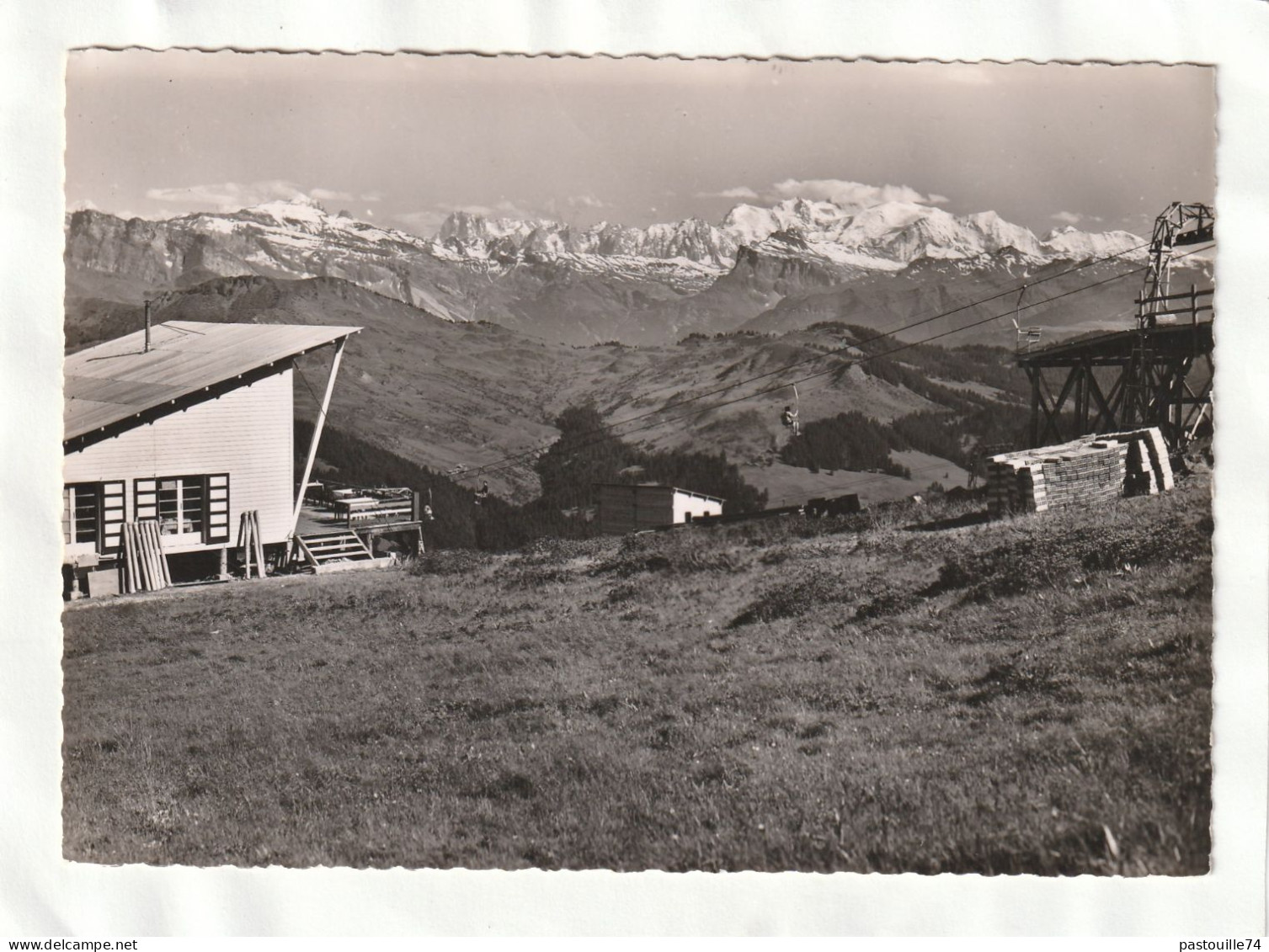 CPM. 15 X 10,5  -  LES  GETS  - La Chaîne Du Mont Blanc Et L'Arrivée Du Télésiège Du Mont Chéry - Les Gets