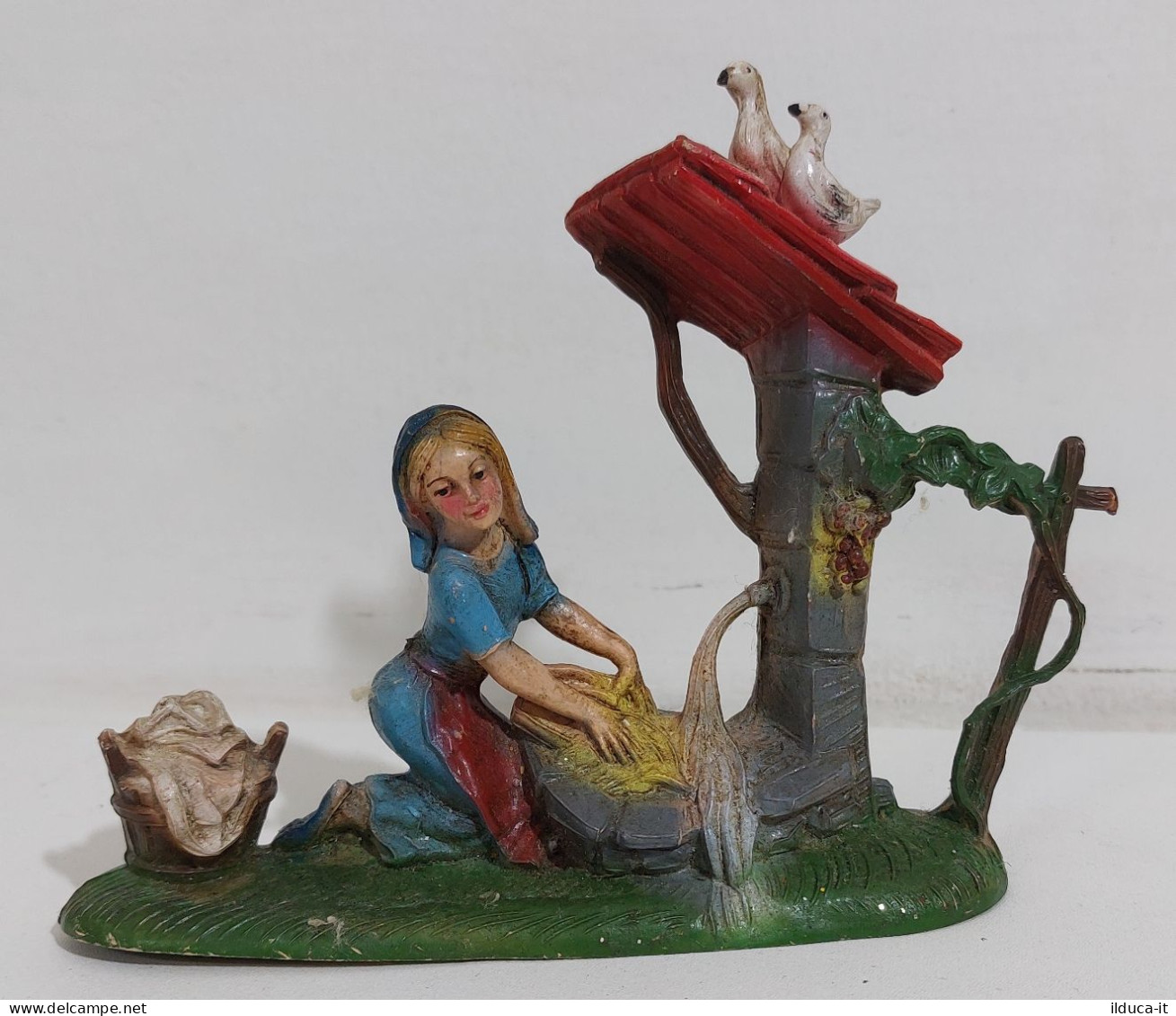 66091 Pastorello Presepe - Statuina In Plastica - Lavandaia E Fontana - Crèches De Noël