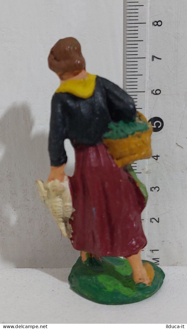 I117132 Pastorello Presepe - Statuina In Pasta - Donna Con Gallina - Cm 7 - Weihnachtskrippen