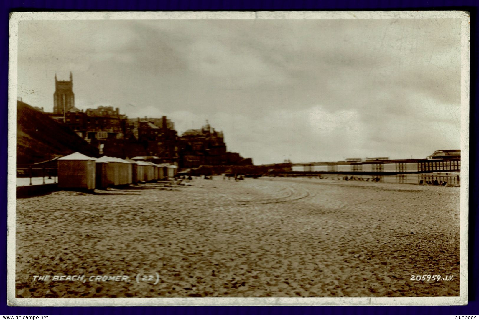 Ref 1651 - 1944 Postcard - The Beach Huts & Pier Cromer - Norfolk - Otros & Sin Clasificación