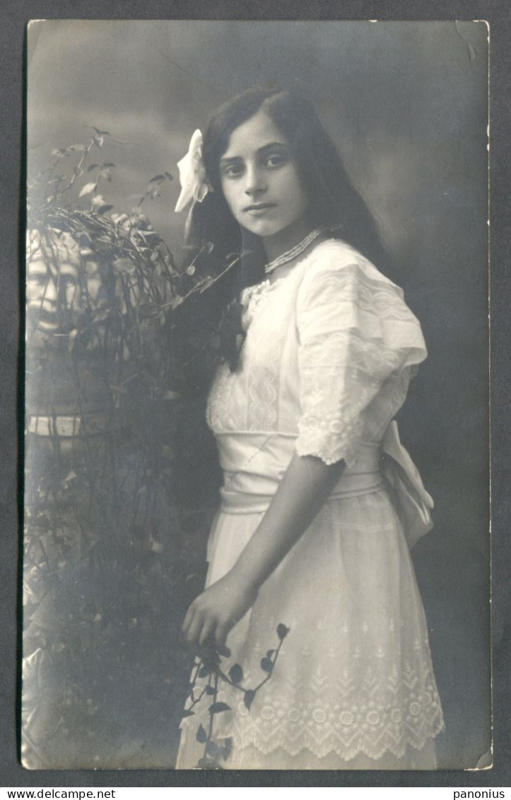 WOMAN YOUNG GIRL  JEUNE FILLE DRESS FASHION, REAL OLD  PHOTO, ATELIER WOLLNER OSIJEK - Femmes