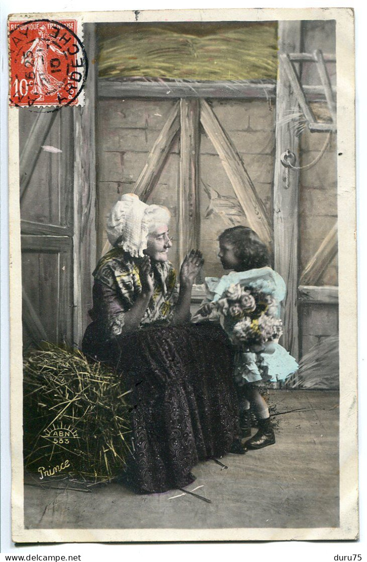 CPA Fantaisie Ecrite 1910 * Vieille Femme Grand Mère Coiffe Mains Noires ? Avec Petite Fille Bouquet Fleurs Dans Grange - Women