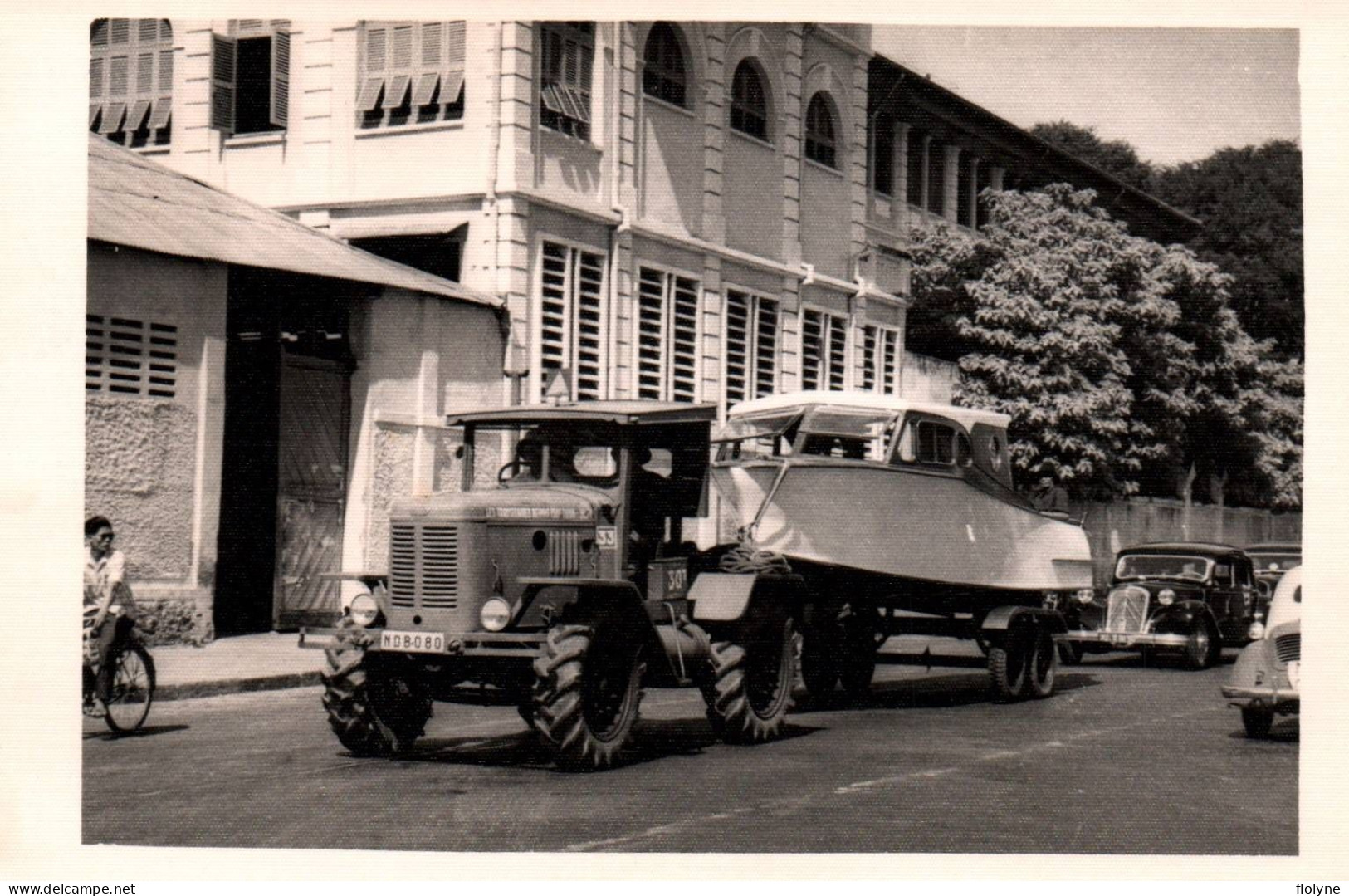 Tracteur - Photo Ancienne - Véhicule De Marque ? Tractant Un Bateau - Voiture CITROËN Traction - Format 8,5x13 Cm - Tractores