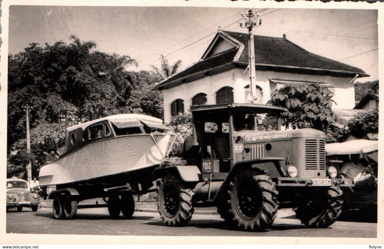 Tracteur - Photo Ancienne - Véhicule De Marque ? Tractant Un Bateau - Agriculture - Format 8,5x13 Cm - Tractores