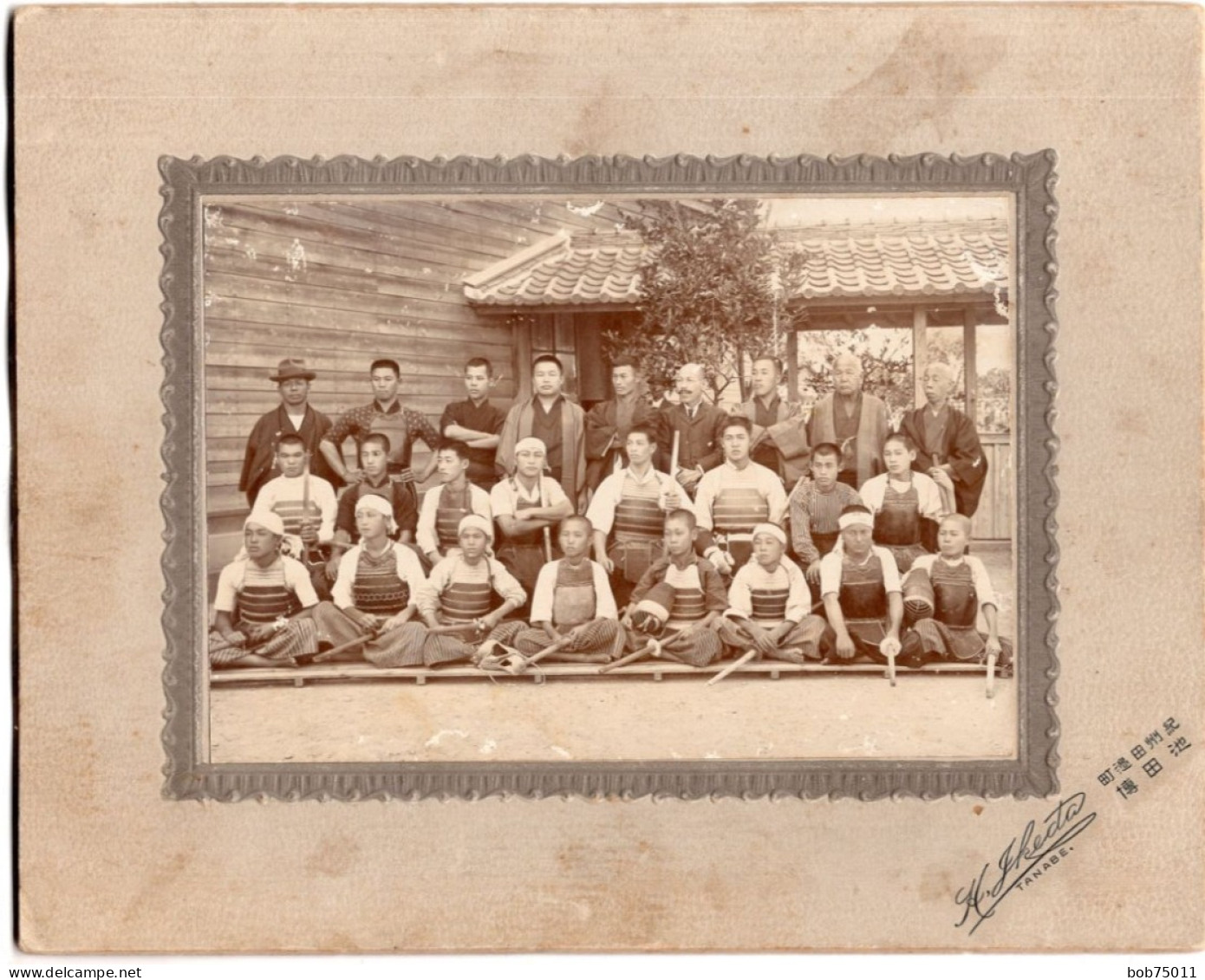 Trèes Rare Grande Photo CDV D'une école D'Aïkido  Avec Les éléves Et Leurs Maitre Devant Leurs Dojo Au Japon - Alte (vor 1900)