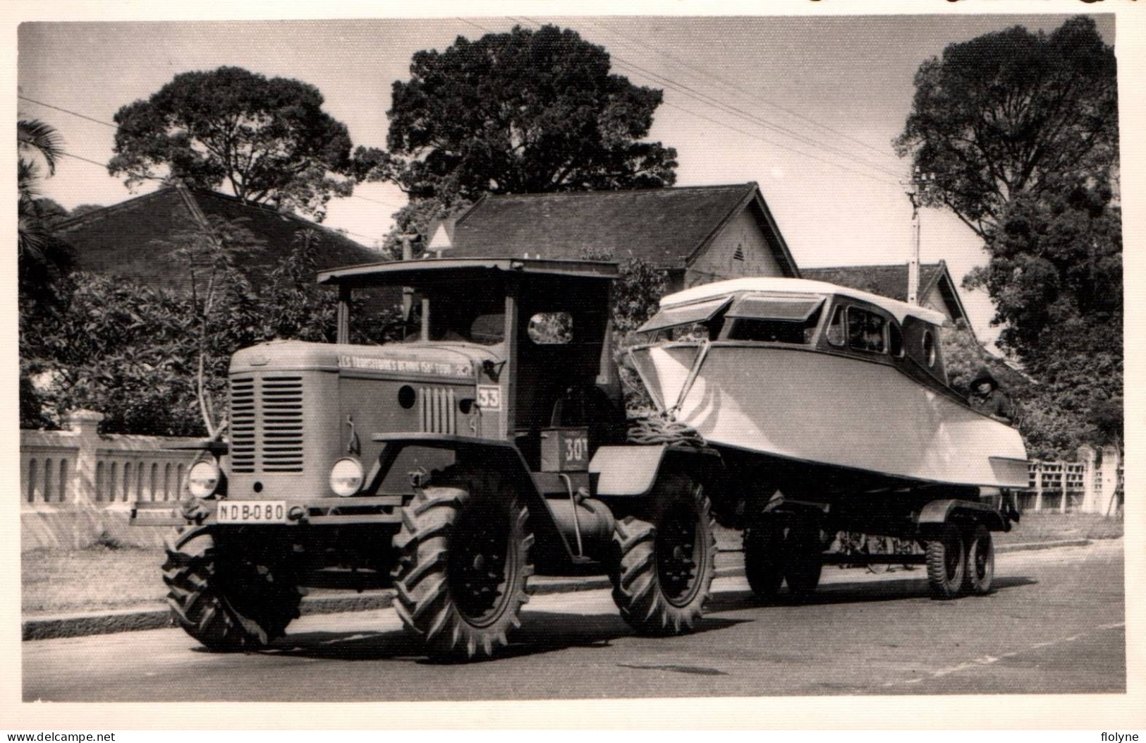 Tracteur - Photo Ancienne - Véhicule De Marque ? Tractant Un Bateau - Agriculture - Format 8,5x13 Cm - Tractors