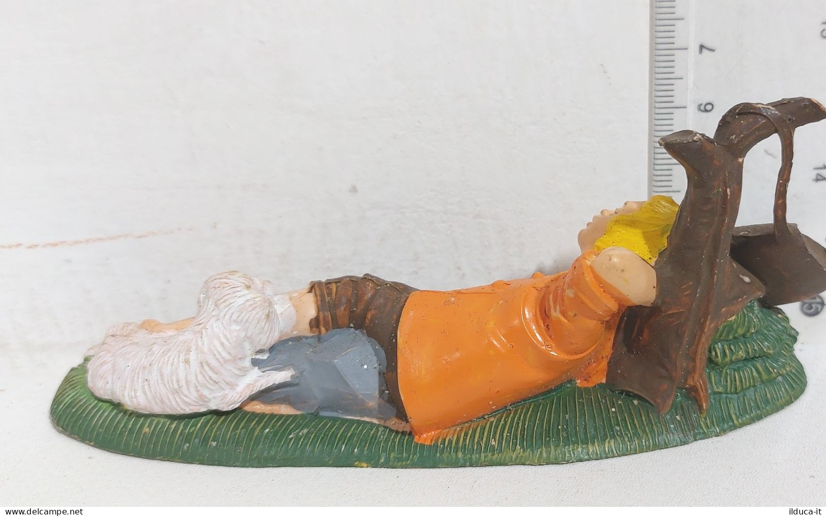 I117185 Pastorello Presepe - Statuina In Plastica - Uomo Sdraiato Con Pecora - Weihnachtskrippen