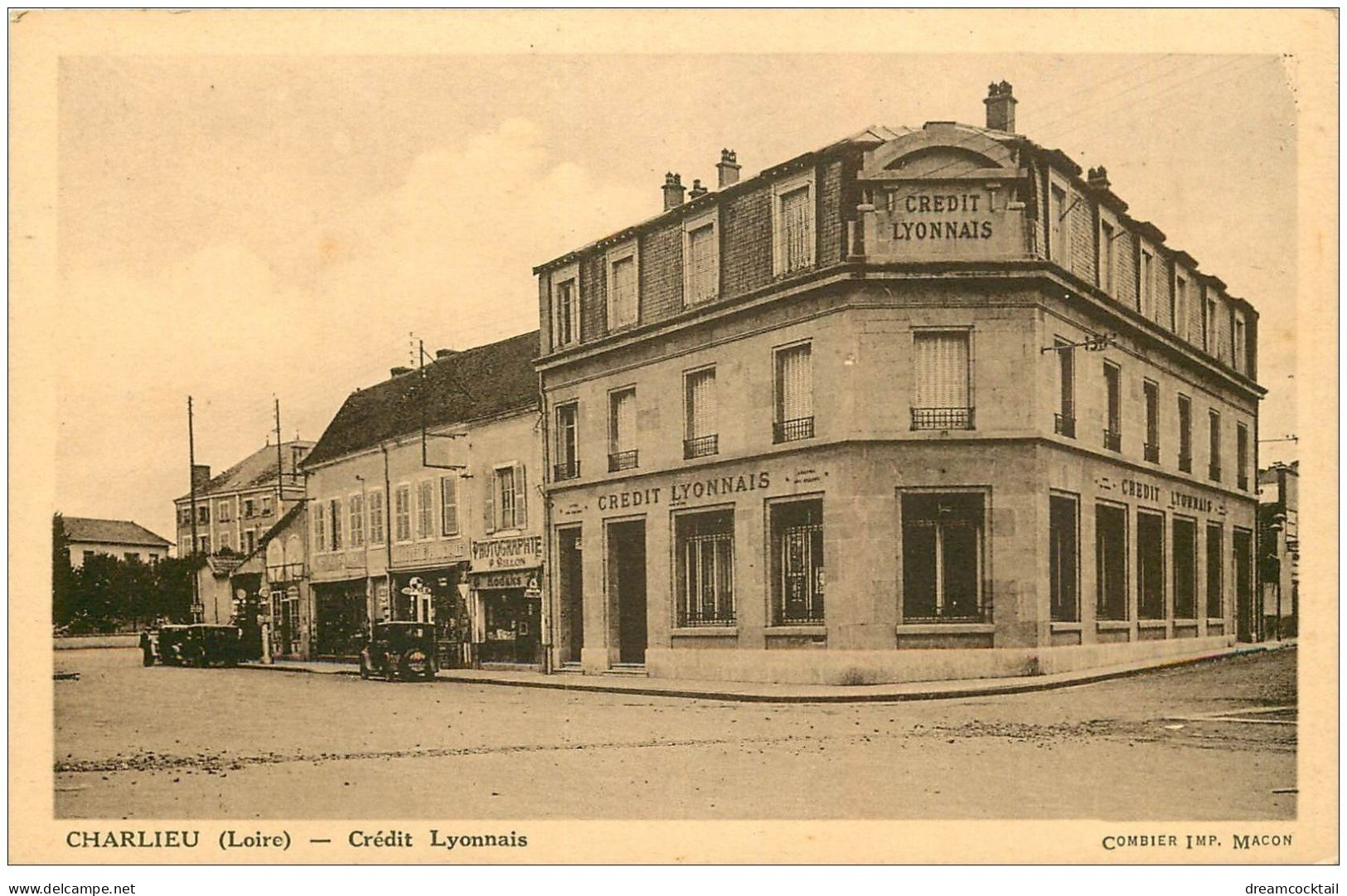 42 CHARLIEU. Banque Crédit Lyonnais Et Pompe à Essence Ancienne - Charlieu