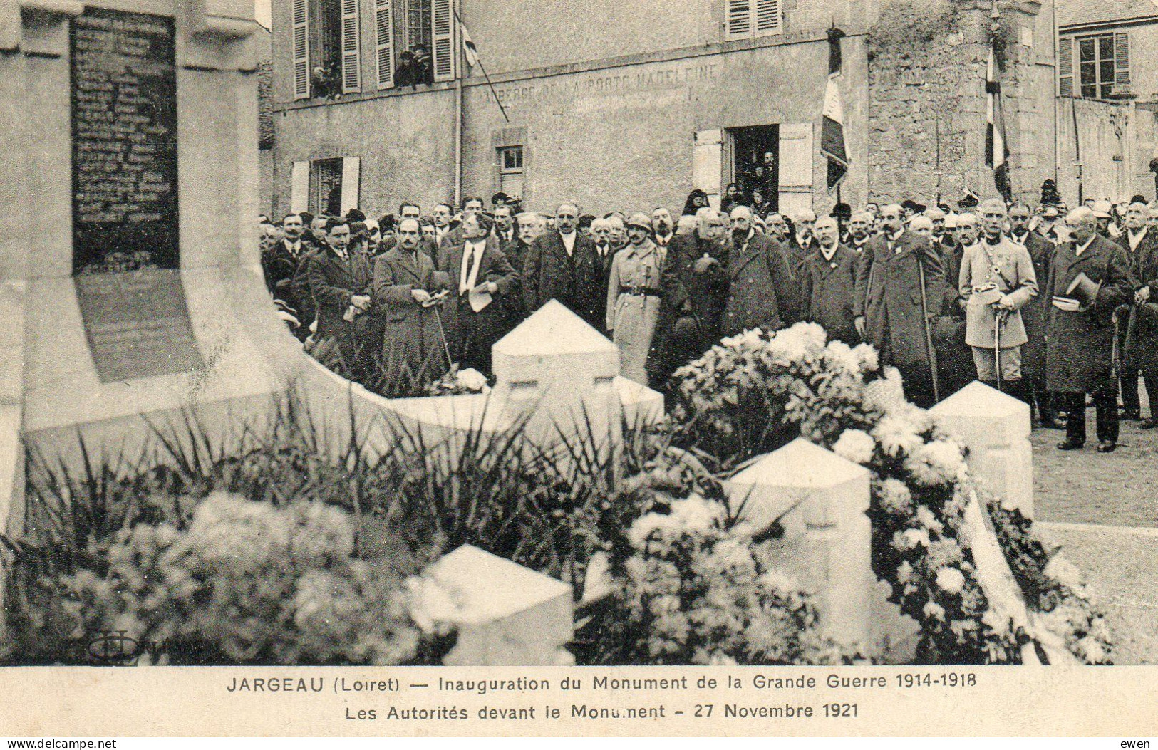 Jargeau. Inauguration De Monument Aux Morts. Les Autorités Devant Le Monument. - Jargeau