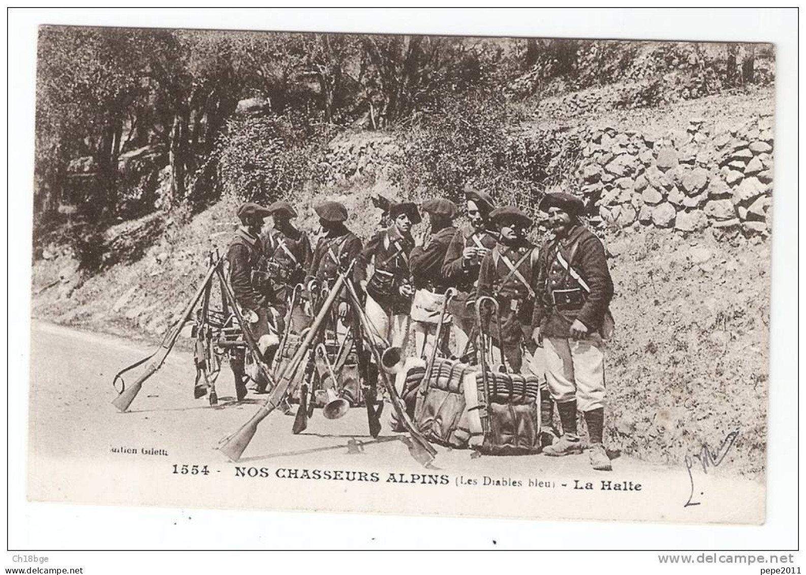 CPA MILITARIA - Nos Chasseurs Alpins ( Les Diables Bleus) La Halte (  Environs D'Embrun ) - Régiments