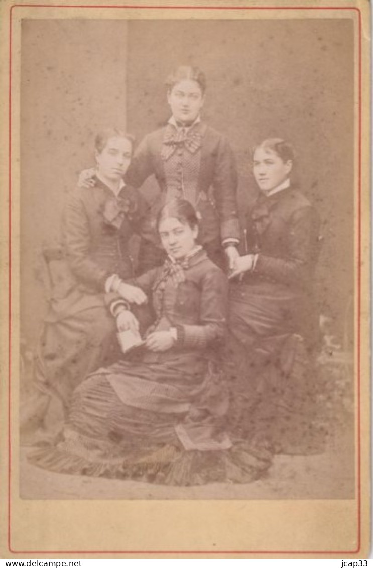 07 PRIVAS  -  PHOTO L GANIN  -  GROUPE DE JEUNES FEMMES  - - Ancianas (antes De 1900)