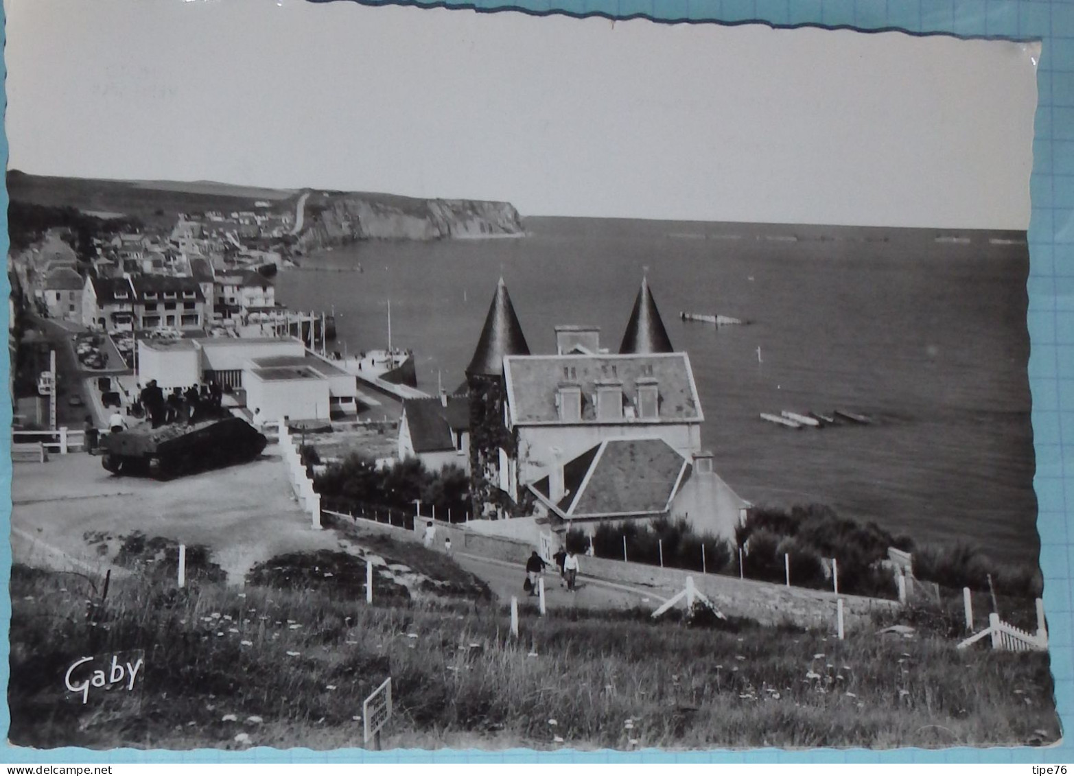 14 Calvados  CPSM Arromanches  Vue D'ensemble Le Tank Et Le Musée - Arromanches