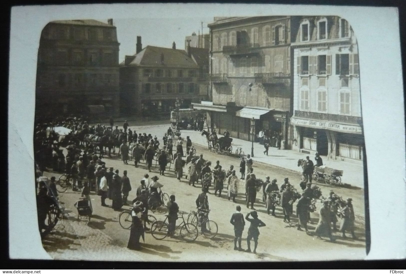 Carte Photo 90 Belfort - La Place Corbis - Défilé De Poilus 1914 1918 ( Devant Le Café Central ) Plis D'angle ! - Belfort - City