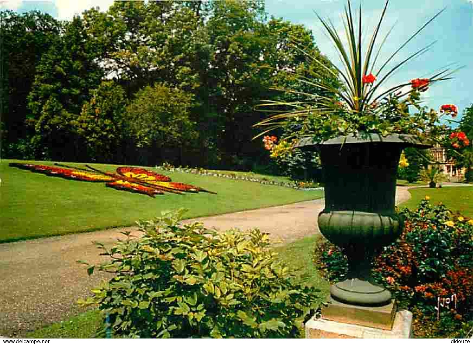 59 - Cambrai - Le Grand Jardin - Le Papillon - Massifs Floraux - Fleurs - CPM - Voir Scans Recto-Verso - Cambrai