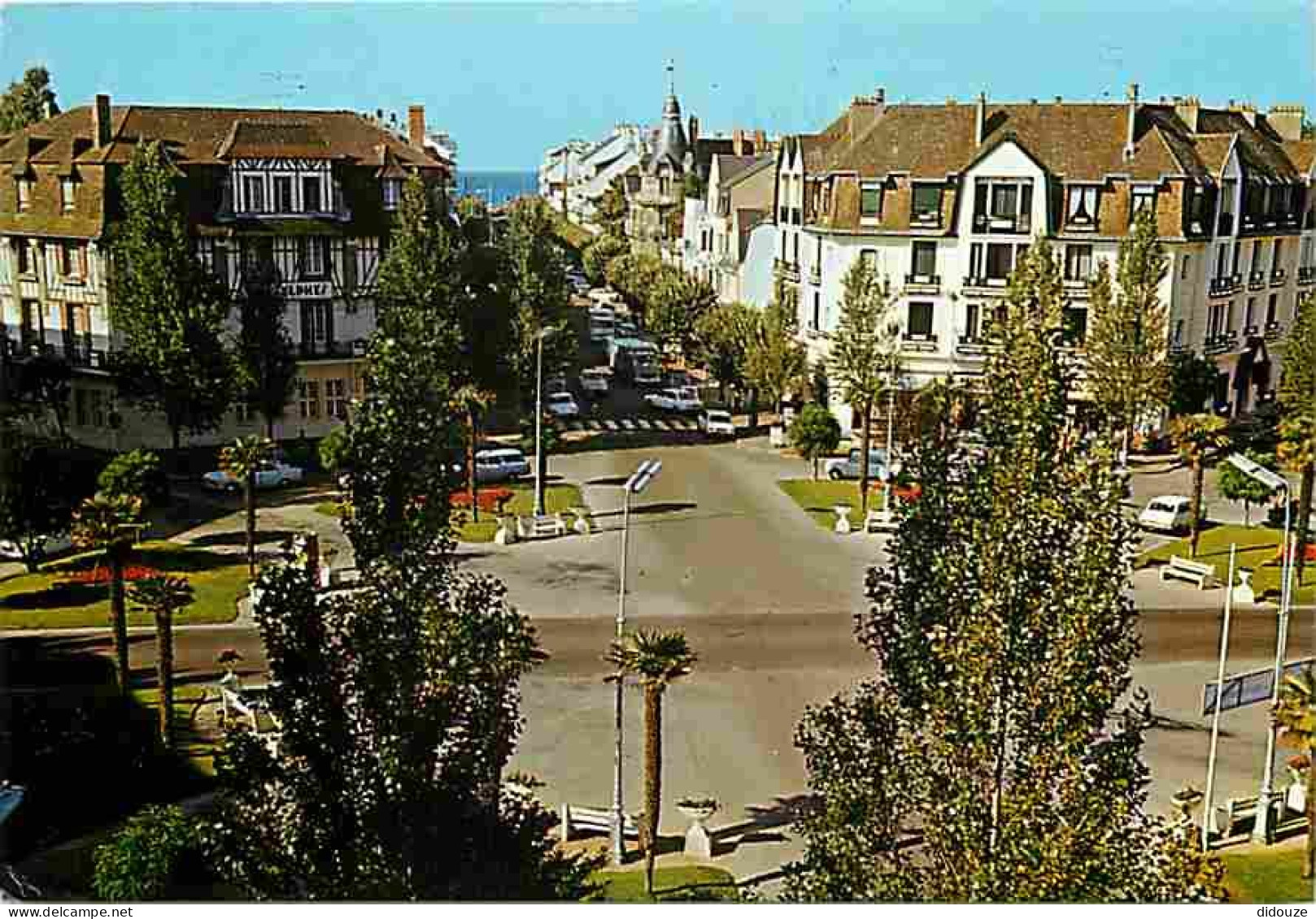 44 - La Baule - Place Des Palmiers - Avenue Lajarrige - Automobiles - Carte Neuve - CPM - Voir Scans Recto-Verso - La Baule-Escoublac
