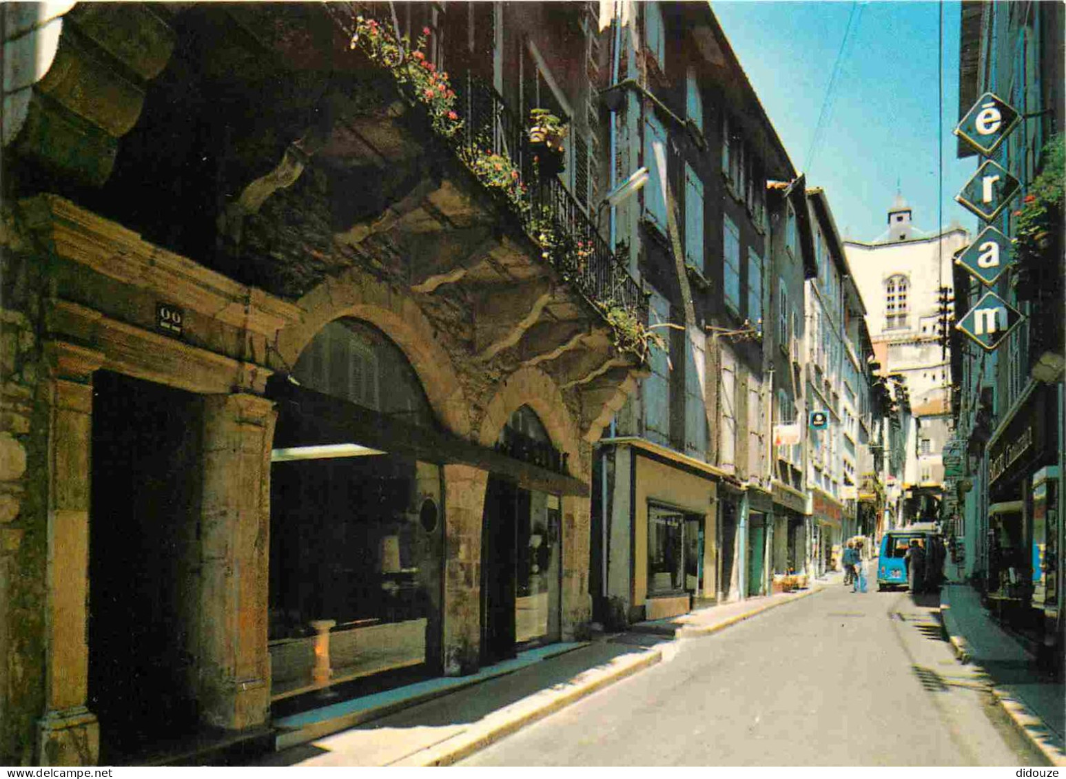 12 - Villefranche De Rouergue - Rue De La République - Dans Le Fond La Collégiale - CPM - Voir Scans Recto-Verso - Villefranche De Rouergue