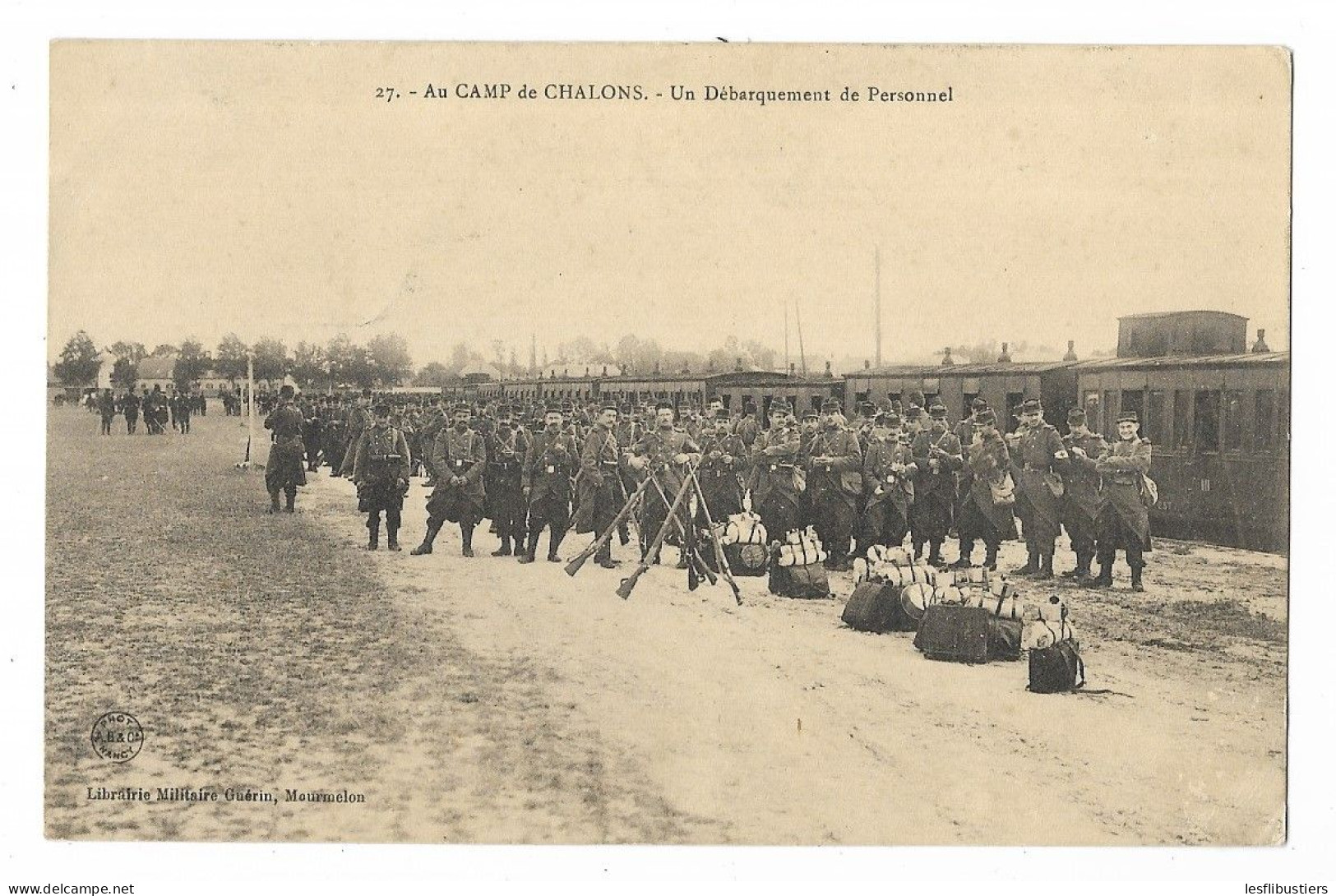 CPA 51 AU CAMP DE CHALONS Un Débarquement De Personnel - Camp De Châlons - Mourmelon
