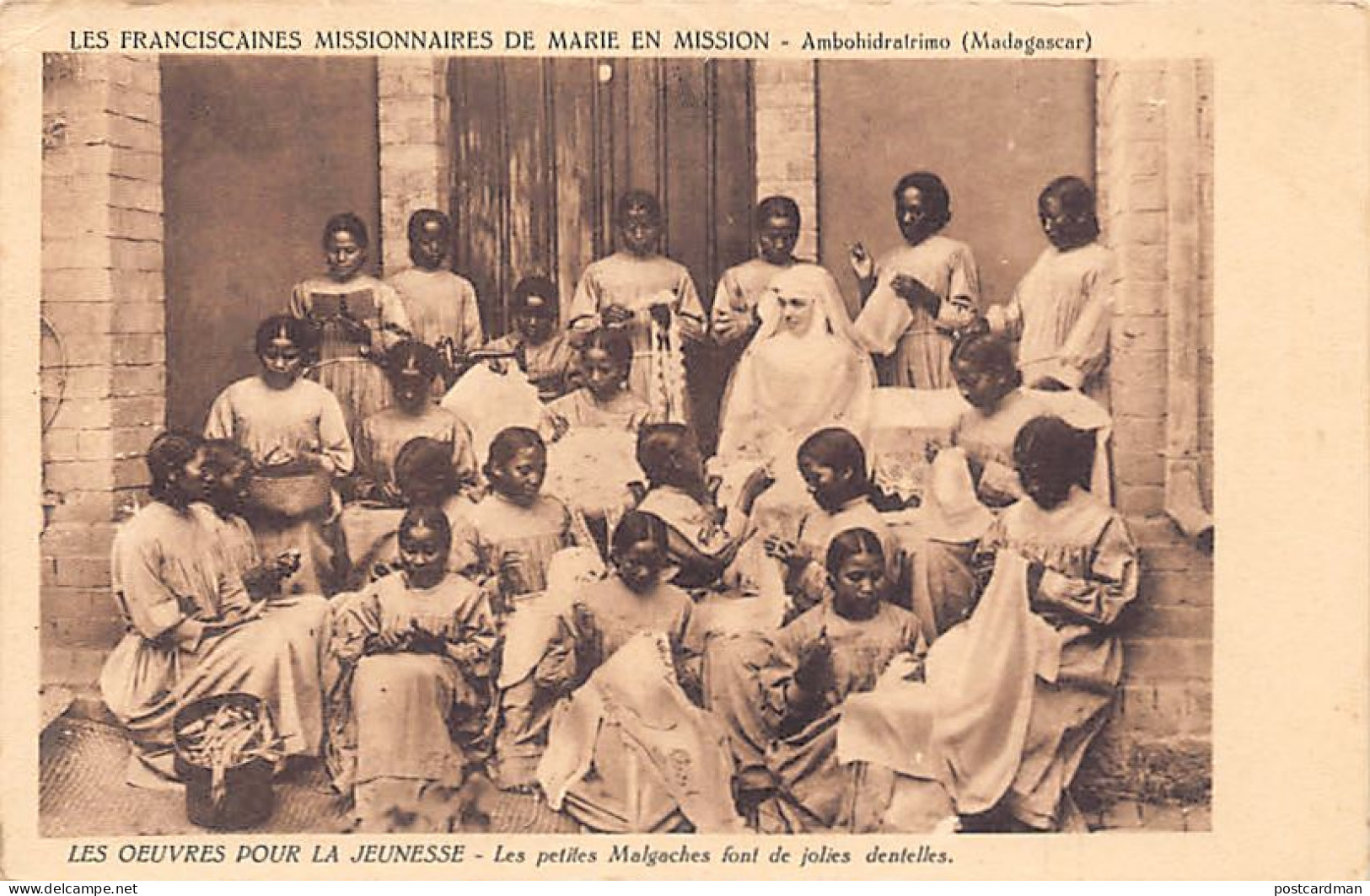 Madagascar - AMBOHIDRALRIMO - Les Petites Malgaches Fotn De Jolies Dentelles - Ed. Franciscaines De Marie En Mission  - Madagascar