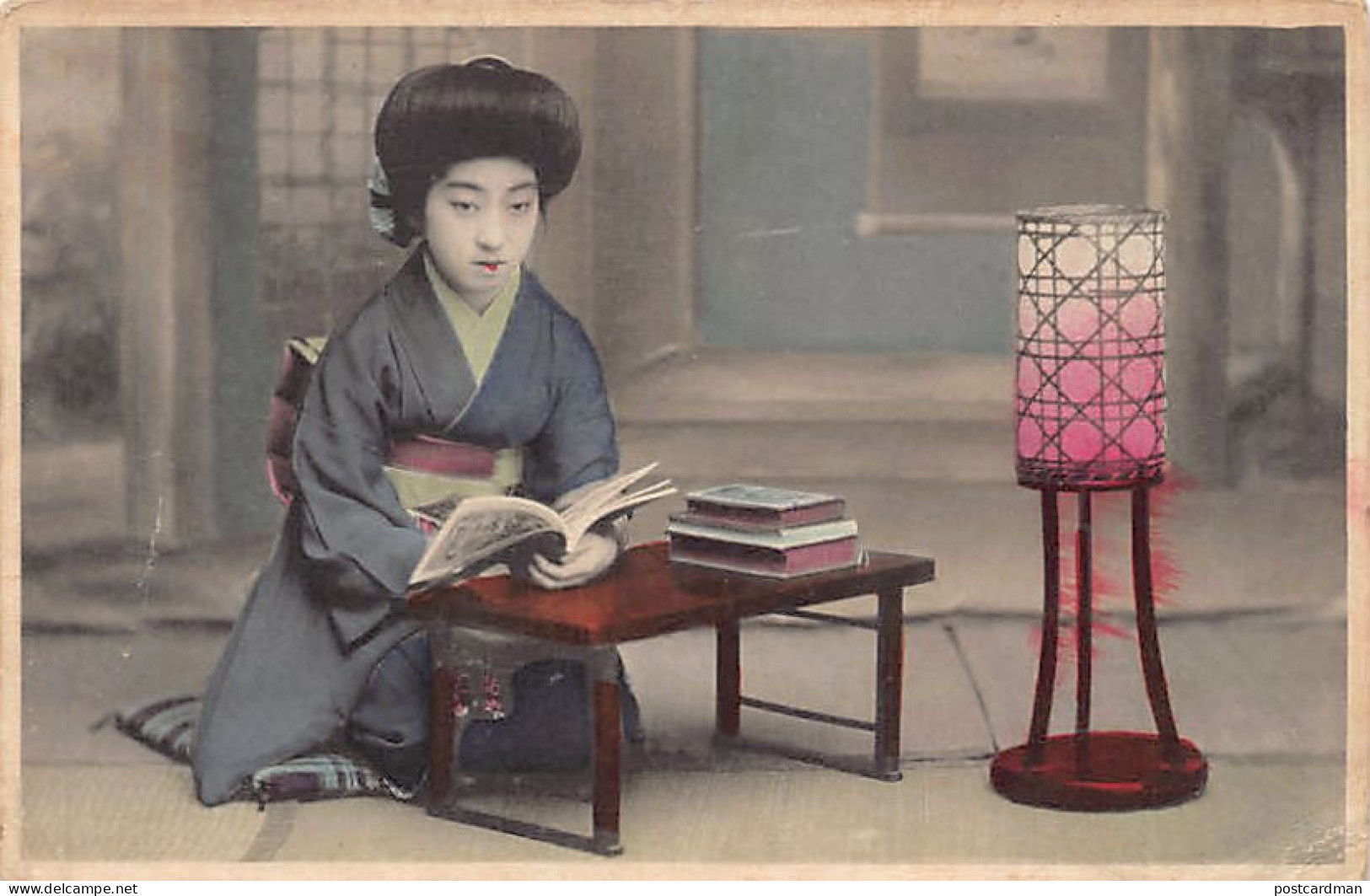 Japan - Geisha In Blue Kimono Reading A Book - Autres & Non Classés