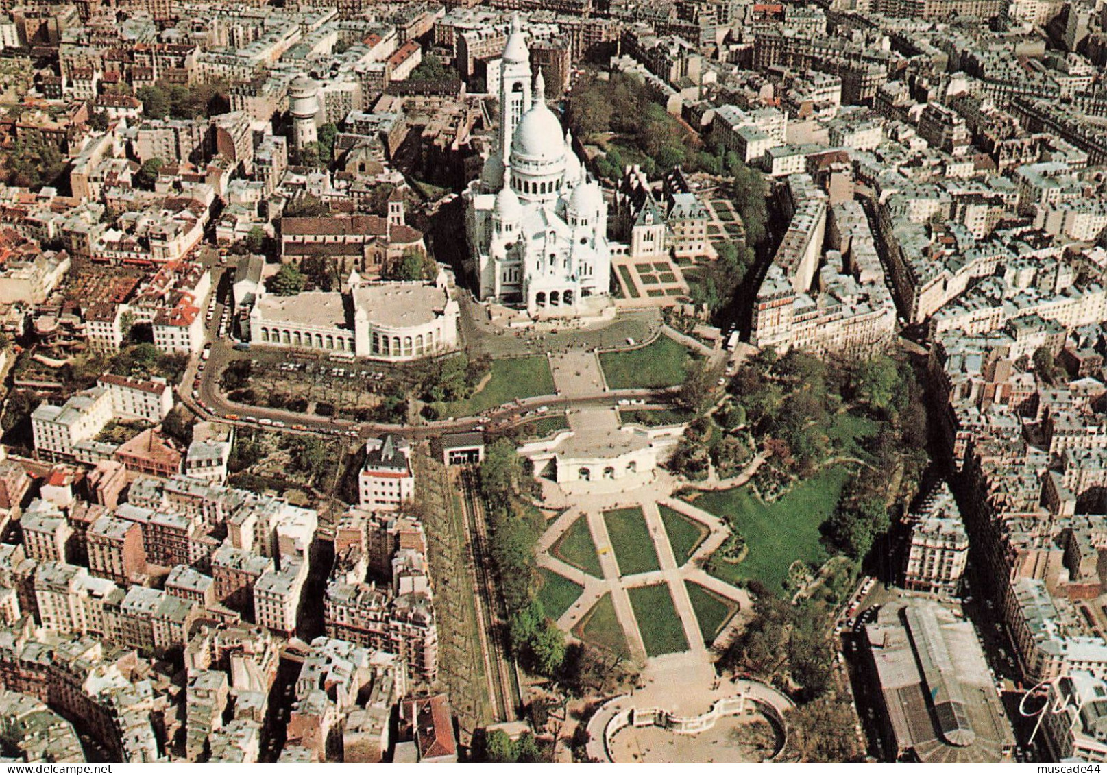 EN SURVOLANT PARIS - LA BUTTE MONTMARTRE LE SQUARE WILLETTE ET LA BASILIQUE DU SACRE COEUR DE MONTMARTRE - Sacré Coeur