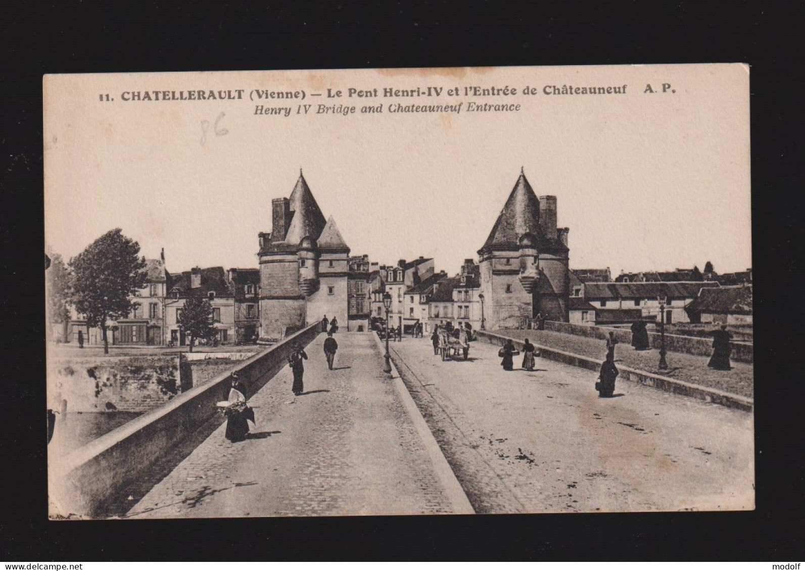 CPA - 86 - Chatellerault - Le Pont Henri-IV Et L'Entrée De Châteauneuf - Animée - Circulée - Chatellerault