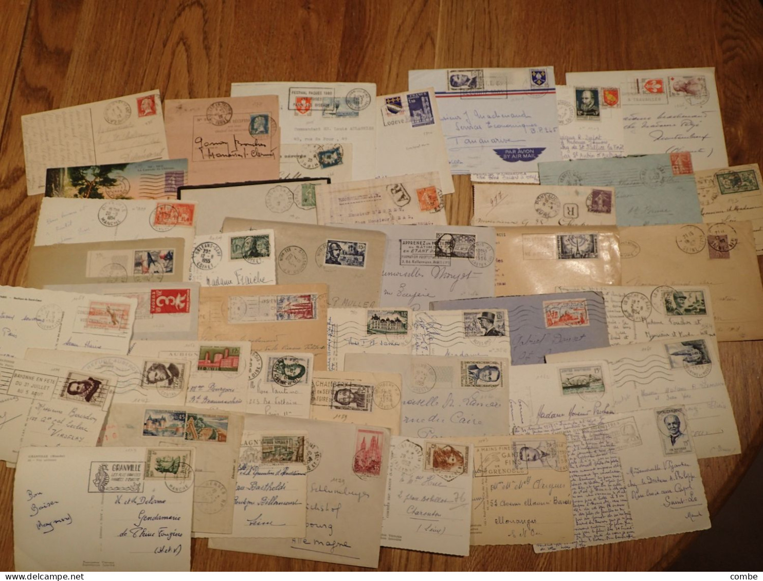 GROS LOT D'ENVELOPPES 1920/1970. CARTON A CHAUSSURE D'ENVIRON 750 DOC. QQ PHOTOS. BEAUCOUP DE SEUL/LETTRE. DEPART 1€ - 1921-1960: Periodo Moderno