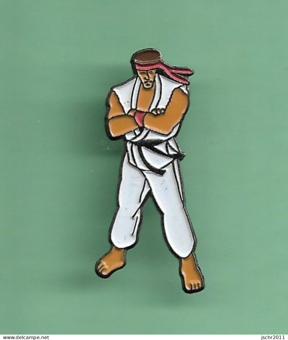 PIN'S JEUX VIDEO *** PERSONNAGE RYU *** WW06 - Casinos