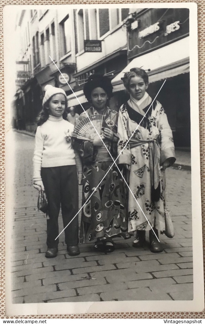 BINCHE Rue De Robiano 3 Jeunes Filles Déguisées Pour Le Carnaval Photo Format CP Vers 1950-1960 - Places