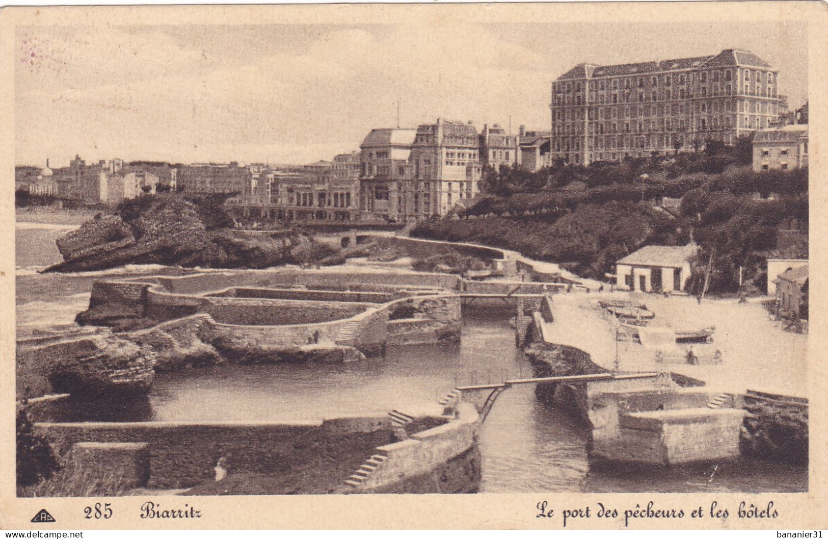 CPA 64 @ BIARRITZ - Le Port Des Pêcheurs Et Les Hôtels En 1935 - Biarritz