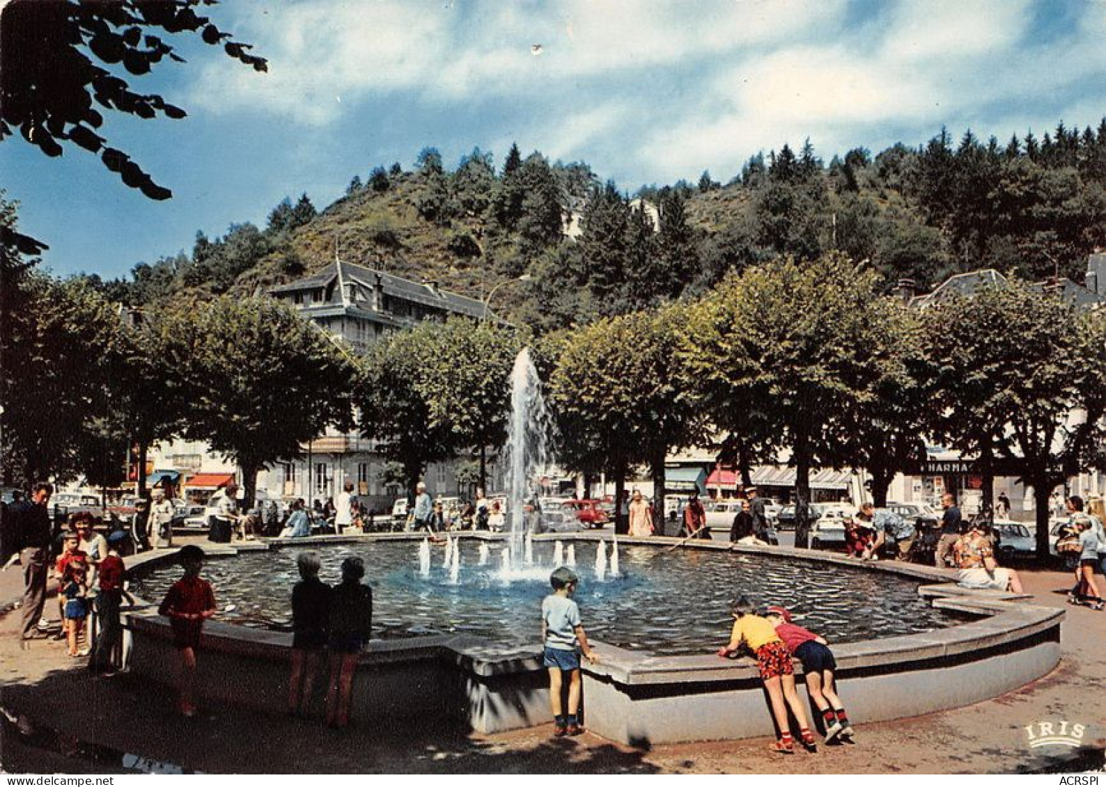 63 La Bourboule  La Place Du Jet D'eau   (Scan R/V) N°   26   \MT9109 - La Bourboule