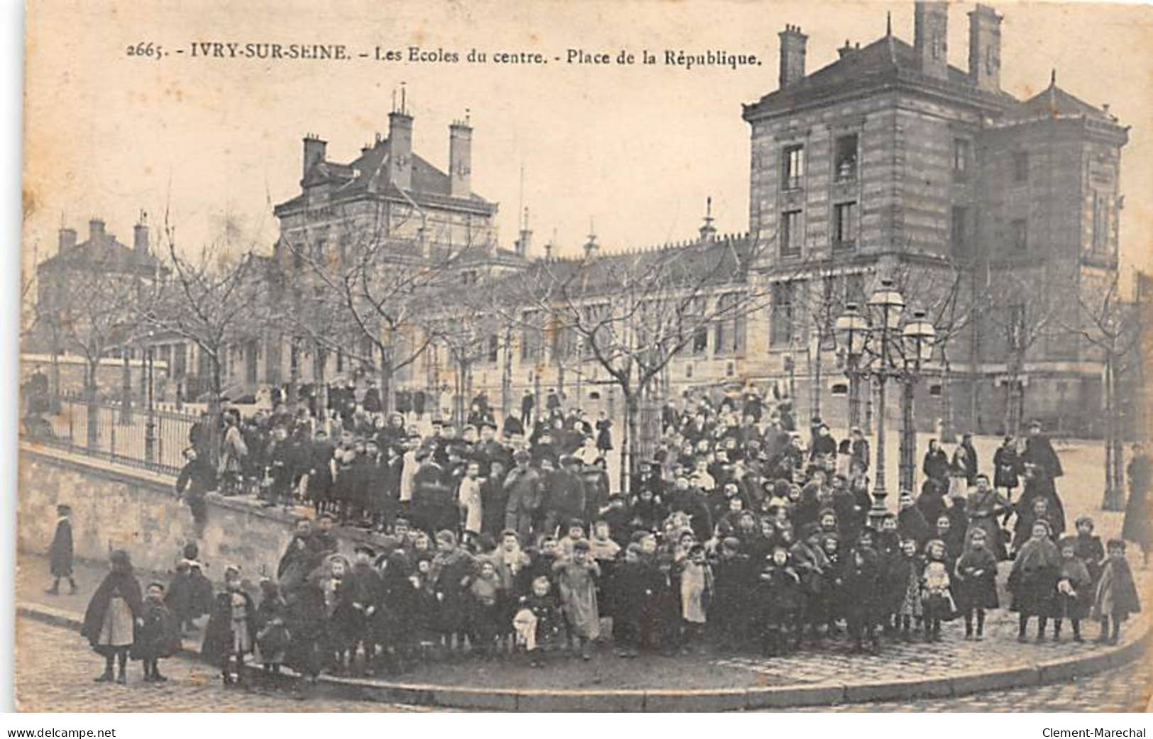 IVRY SUR SEINE - Les Ecoles Du Centre - Place De La République - Très Bon état - Ivry Sur Seine